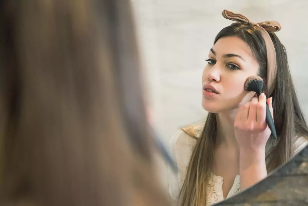 woman putting on makeup